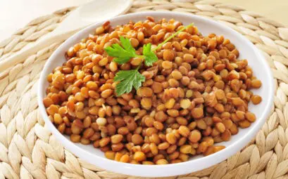 lentilles corail cuites dans un bol blanc garni de persil frais