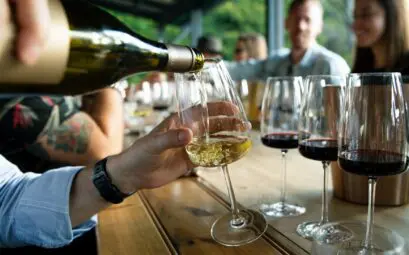 dégustation de vins blancs et rouges en groupe lors d'une croisière en Bourgogne