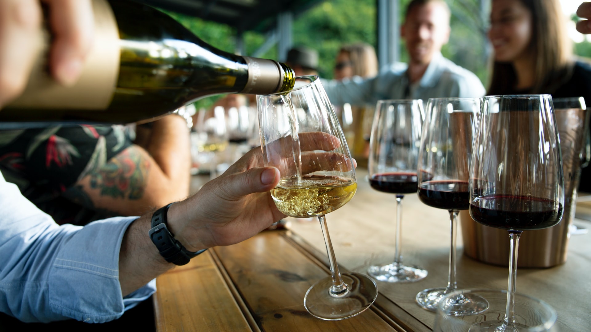 dégustation de vins blancs et rouges en groupe lors d'une croisière en Bourgogne