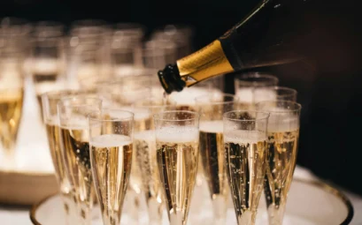 champagne versé dans des flûtes pour un mariage, bouteille dorée et bulles
