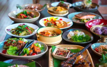 cuisine thaïlandaise colorée avec plats variés, crevettes, poisson et légumes frais