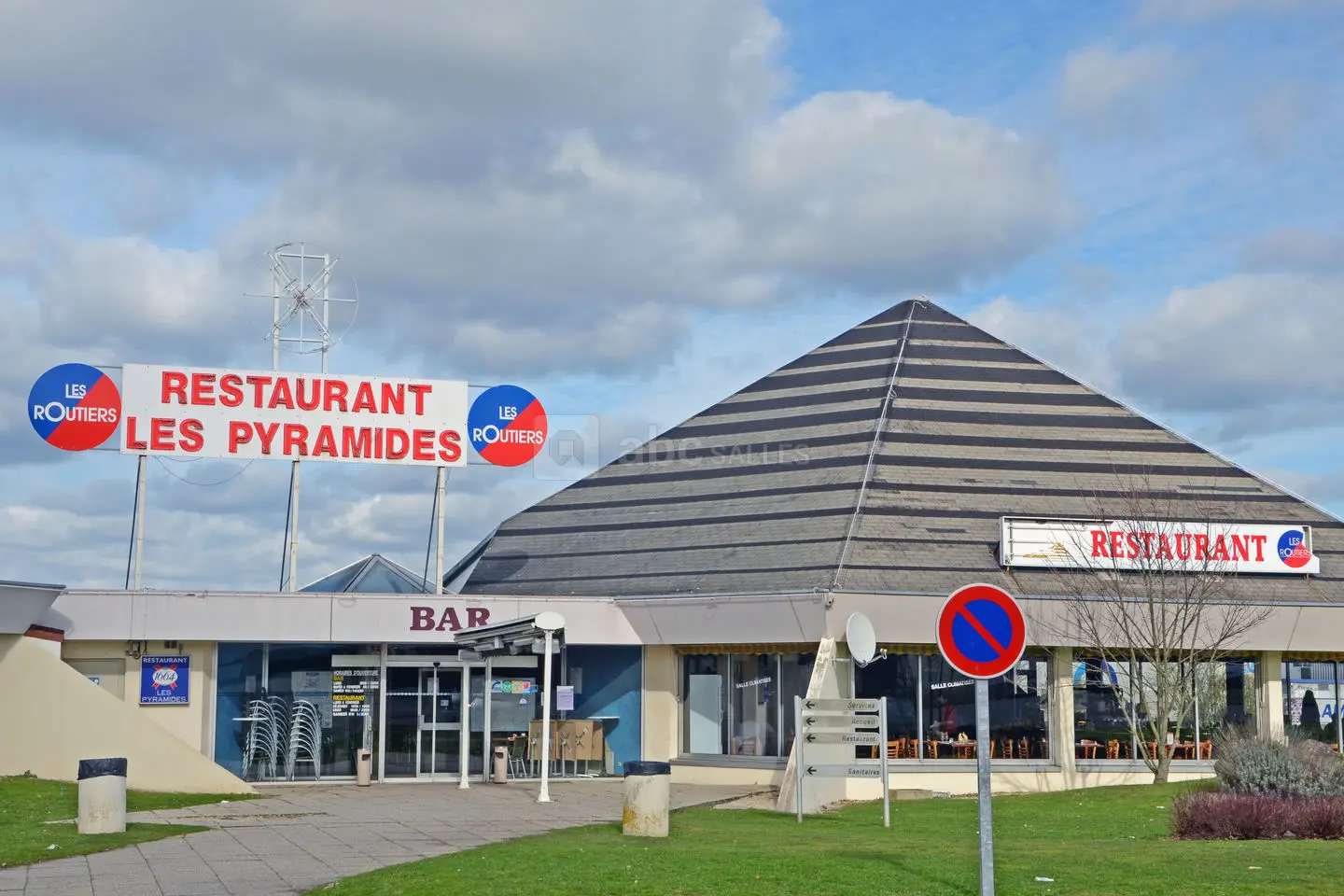 restaurant les pyramides, plus grand restaurant routier de france avec architecture pyramidale distinctive